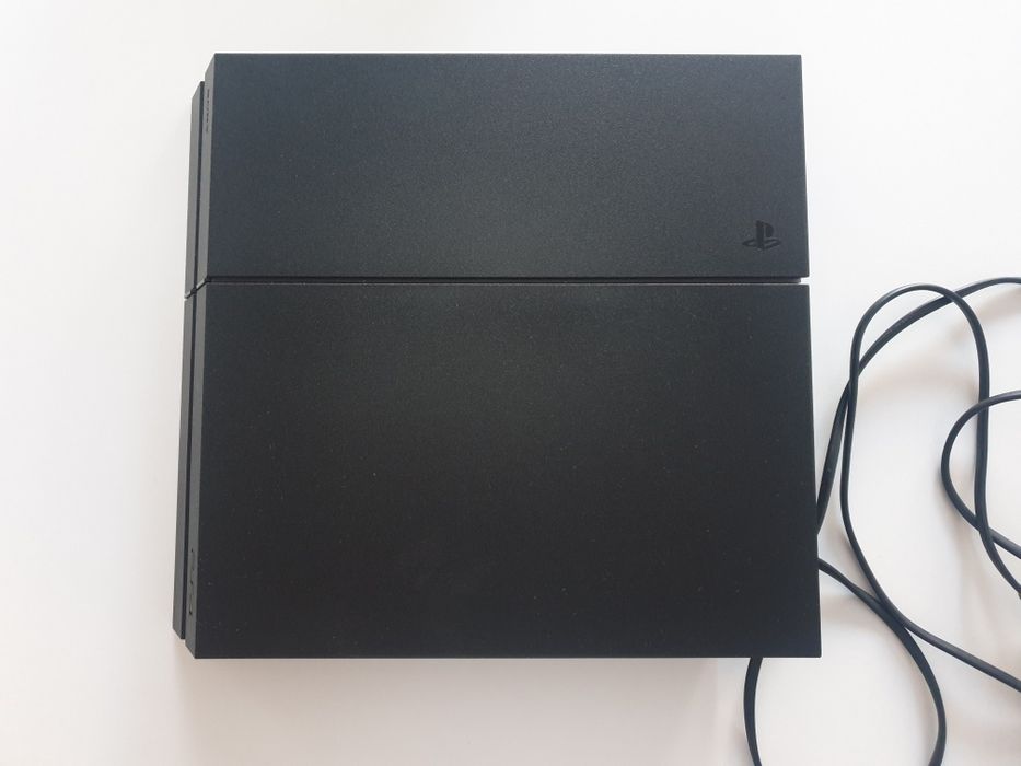 PS4 usada e em bom estado