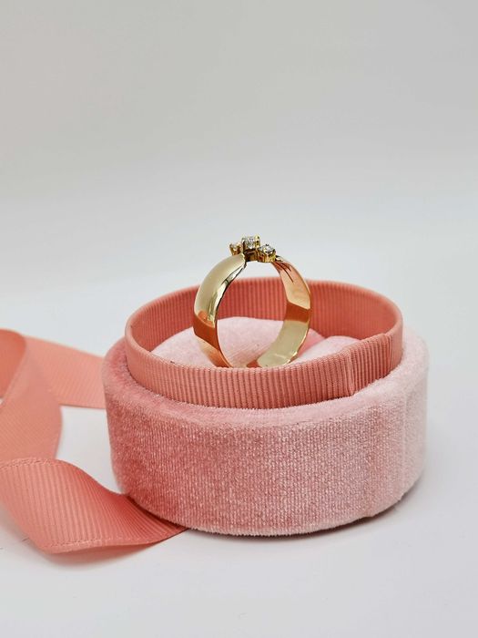 Złoty pierścionek z brylantami, 2 różne boki.