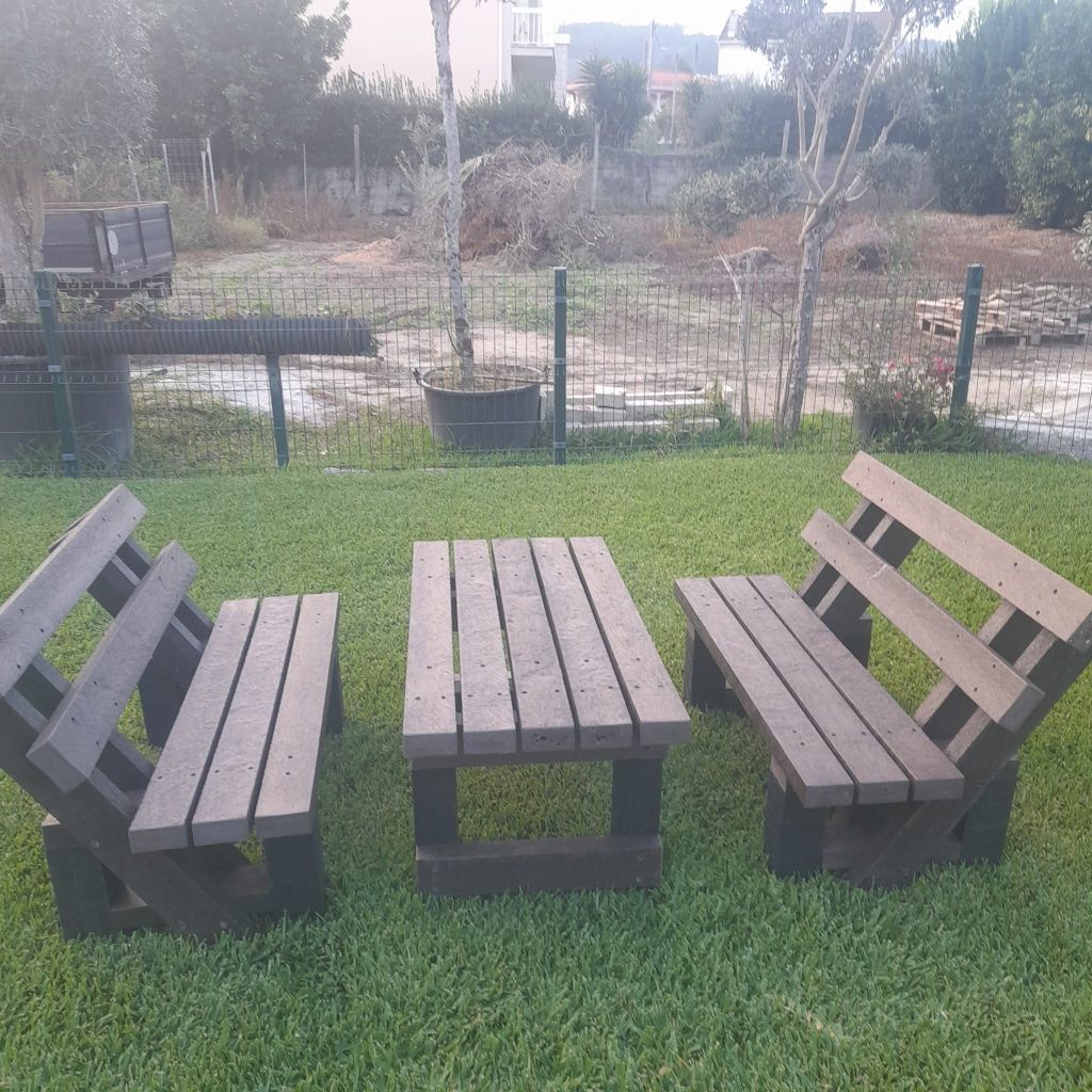 2 bancos com mesa para jardim