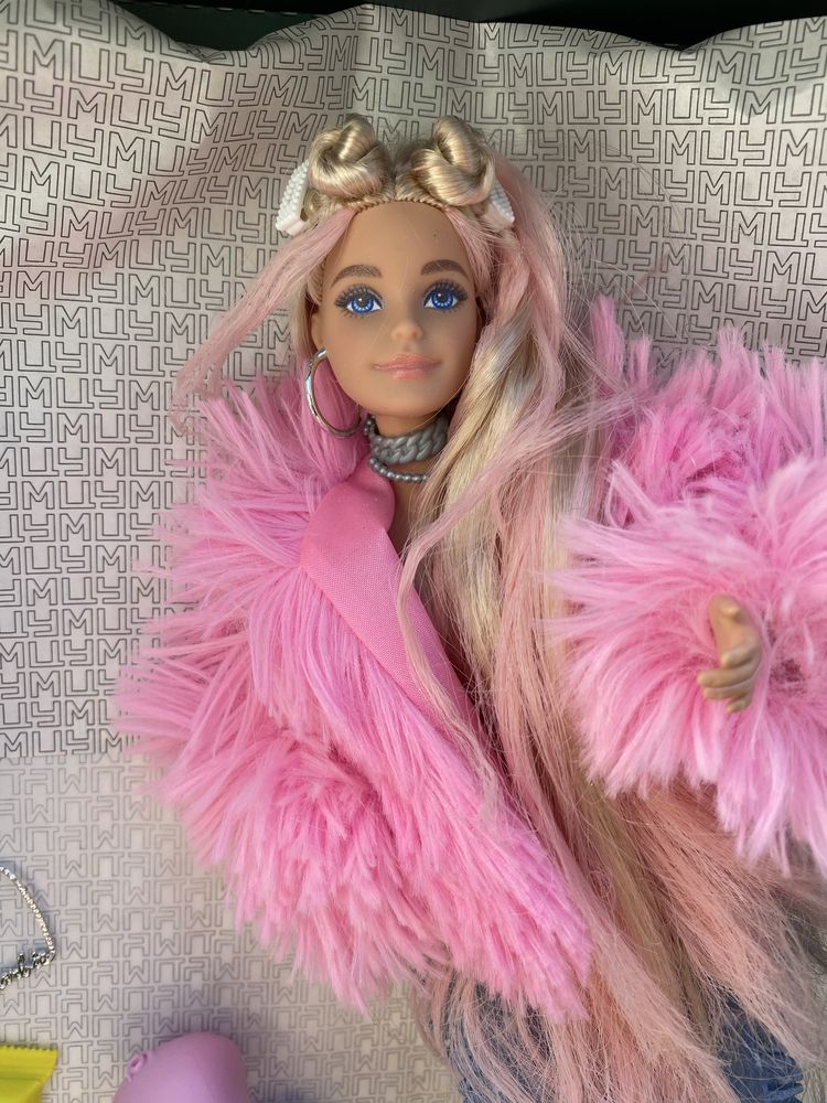 Нова стильна лялька Barbie Extra