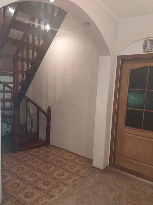 Продам добротний двоповерховий будинок в центрі!