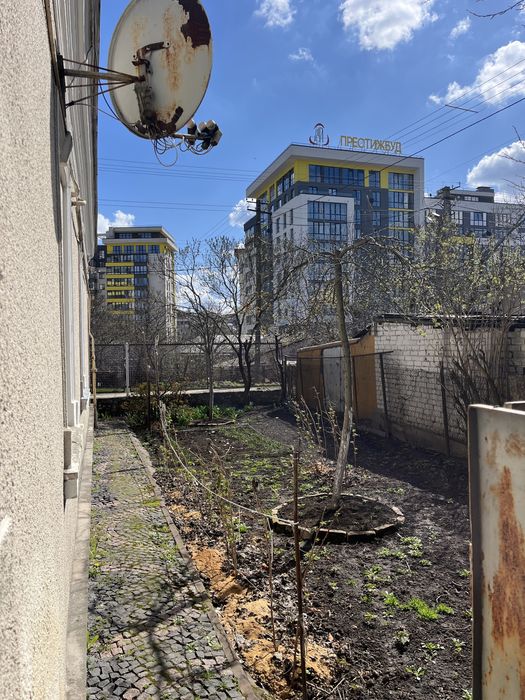 Продається домогосподарство в центральній частині м.Тернополя.