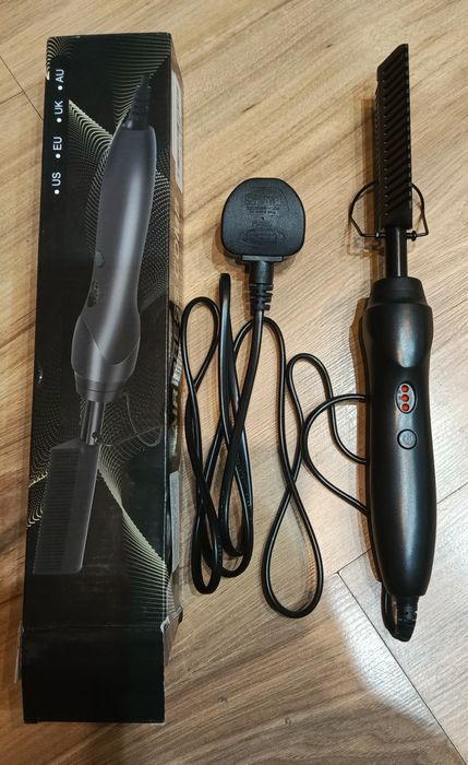 Prostownica do włosów z gorącym grzebieniem.