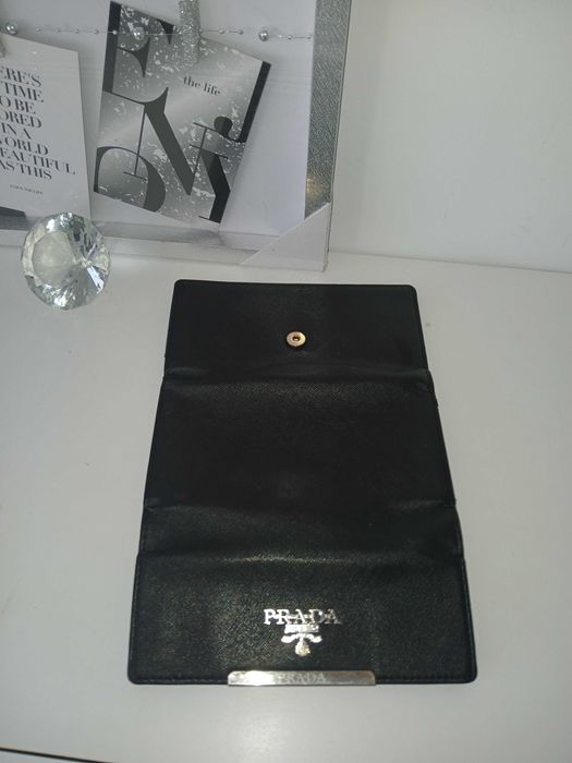 Czarny portfel Prada