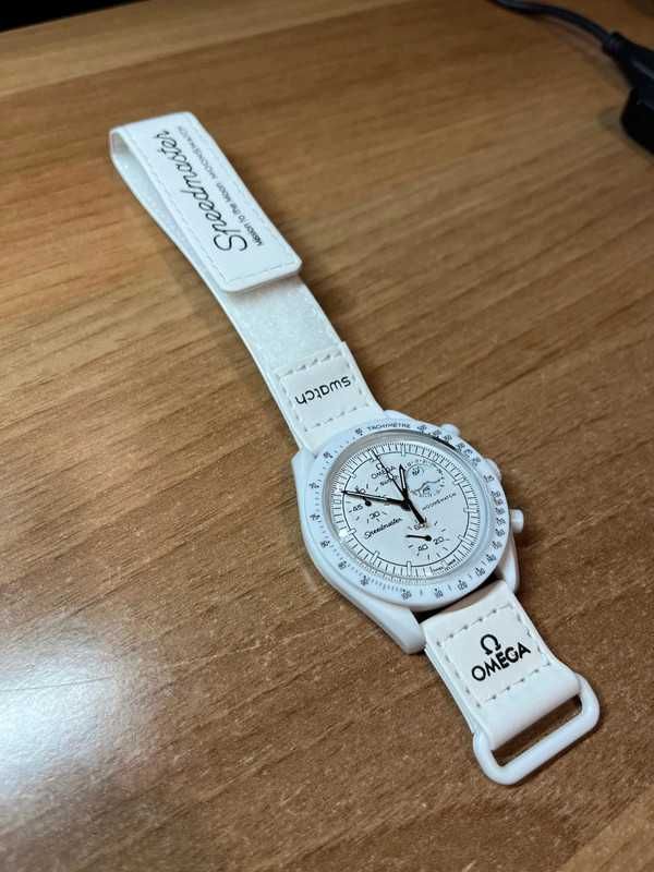 Omega x Swatch Snoopy Biały：Beagle na Phase Księżyca - SO33W700