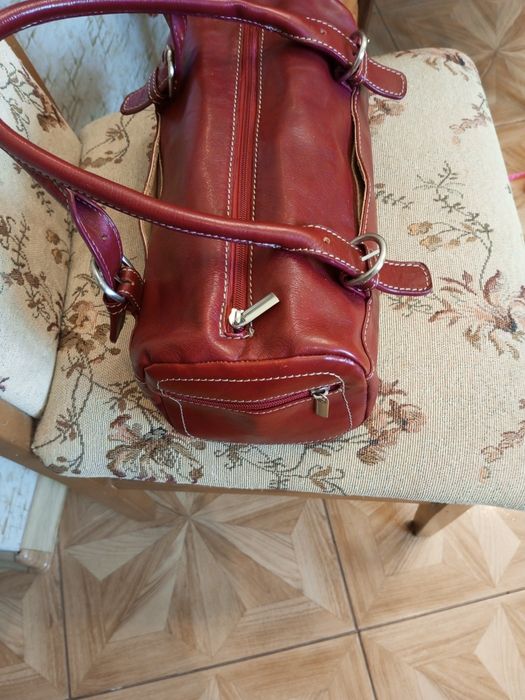 Кожаная сумка  красного цвета