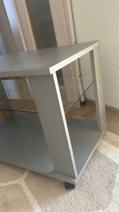 Полка под телевизор на колесах