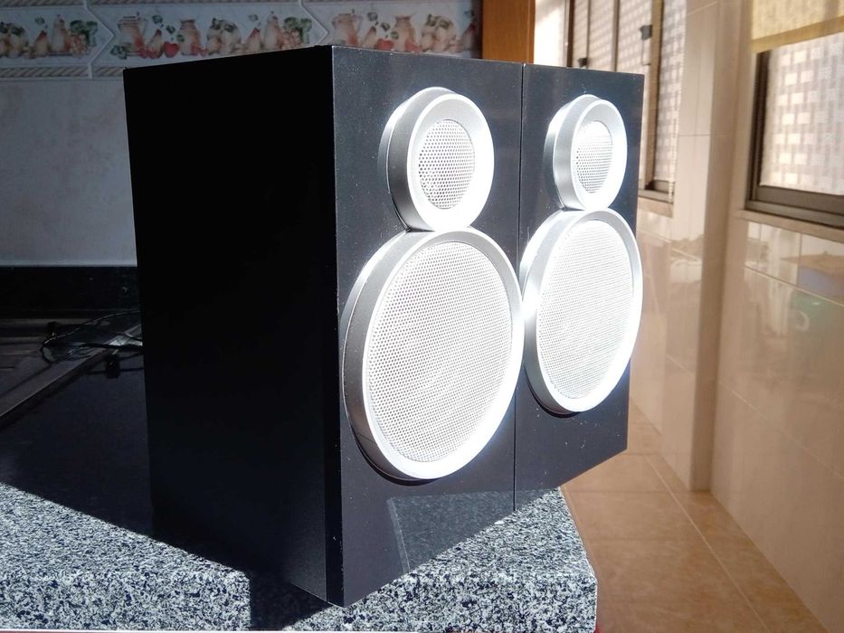 Pequenas colunas Grundig 8-12W, 8ohms, lacadas e em bom estado.