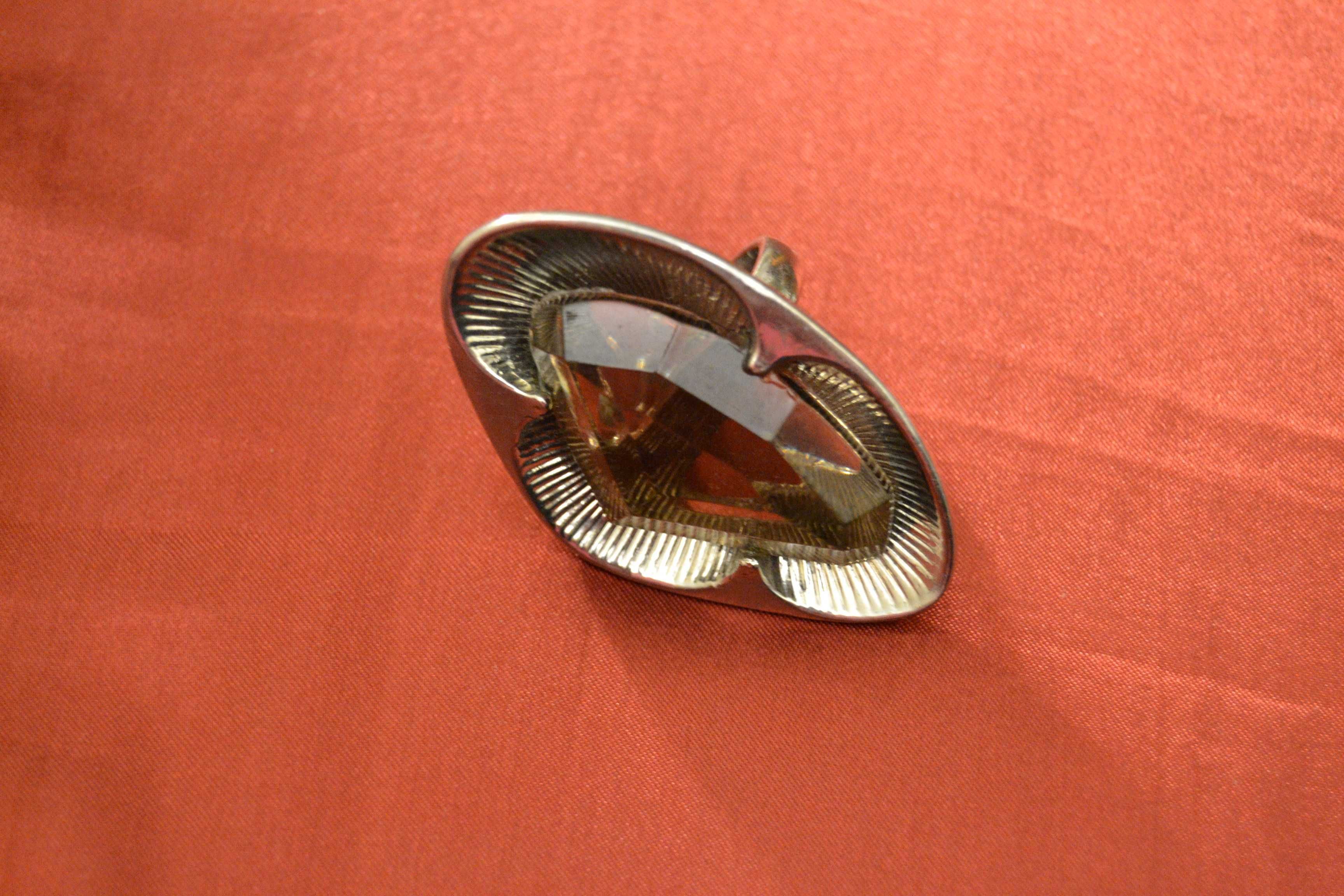 Niebanalny duży pierścionek srebrny kolor ciemny sztuczny kamień