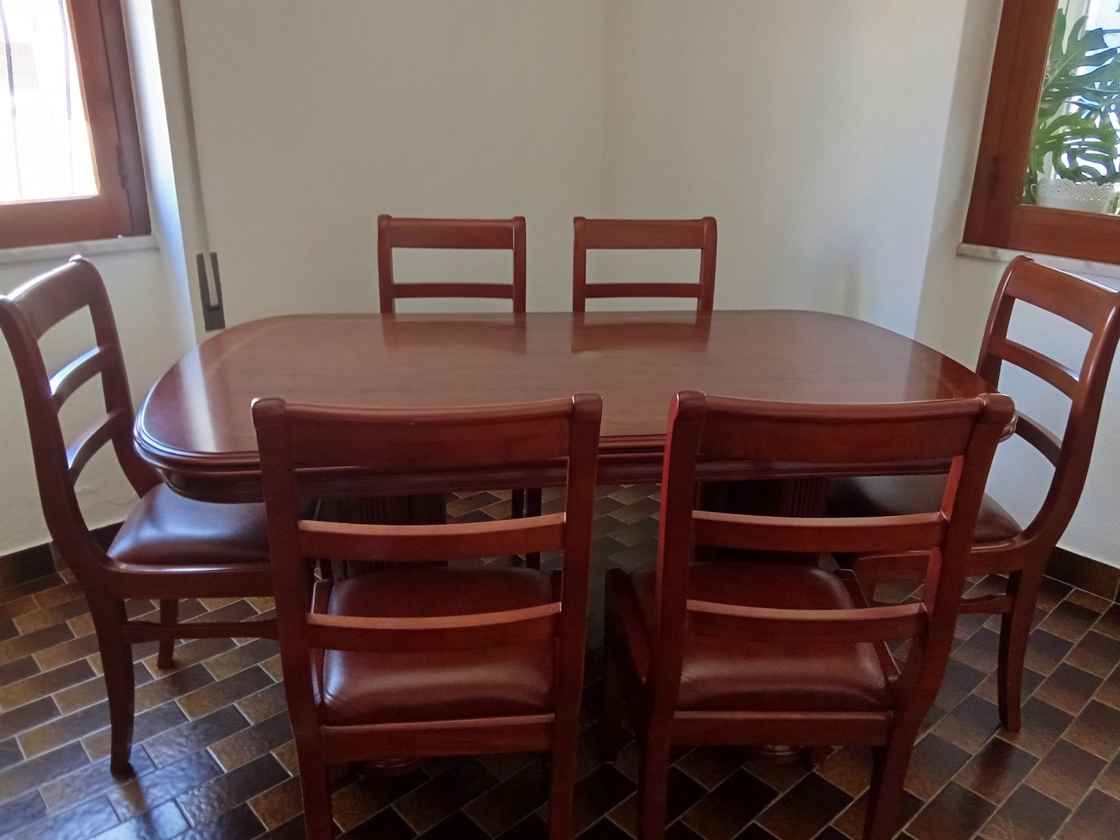 Mesa de sala e cadeiras em mogno