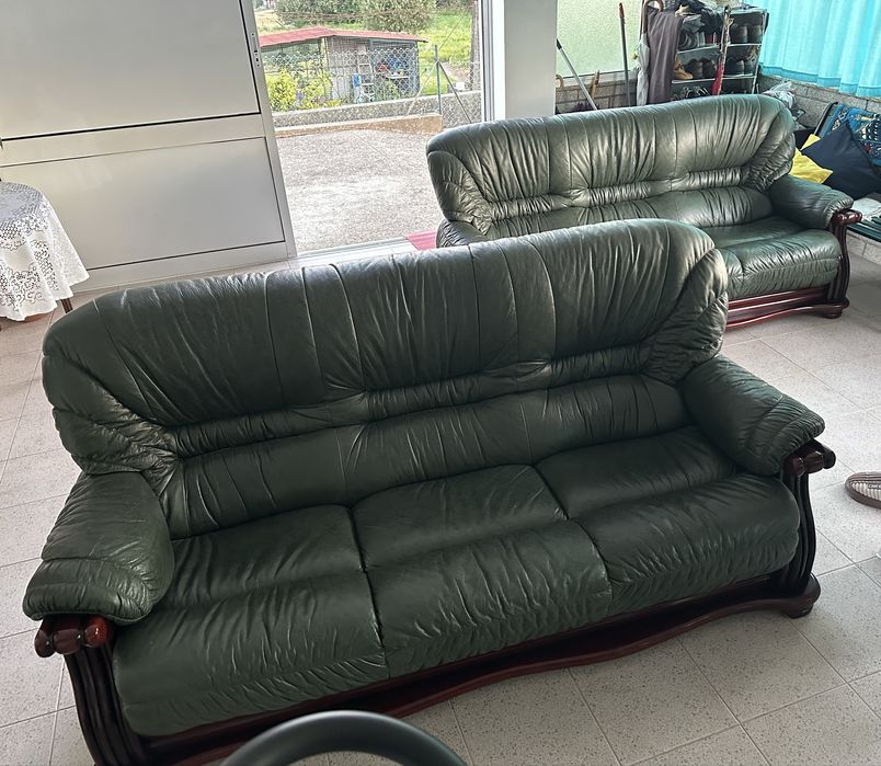 Sofas em couro genuino verde garrafa e madeira