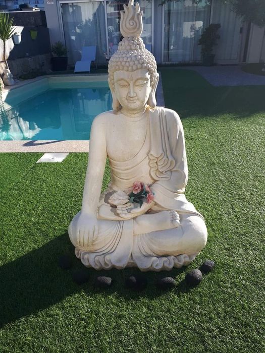 Vendo Buda alto sentado