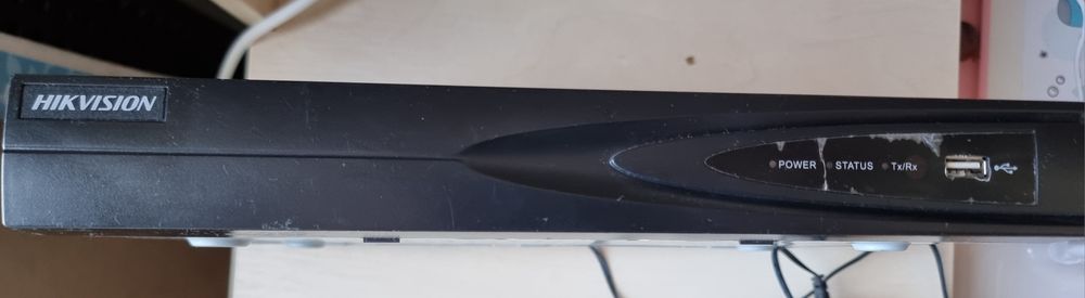 Продаю 4-х канальний мернжевий  відеореєстратор Hikvision DS-7604NI-K1