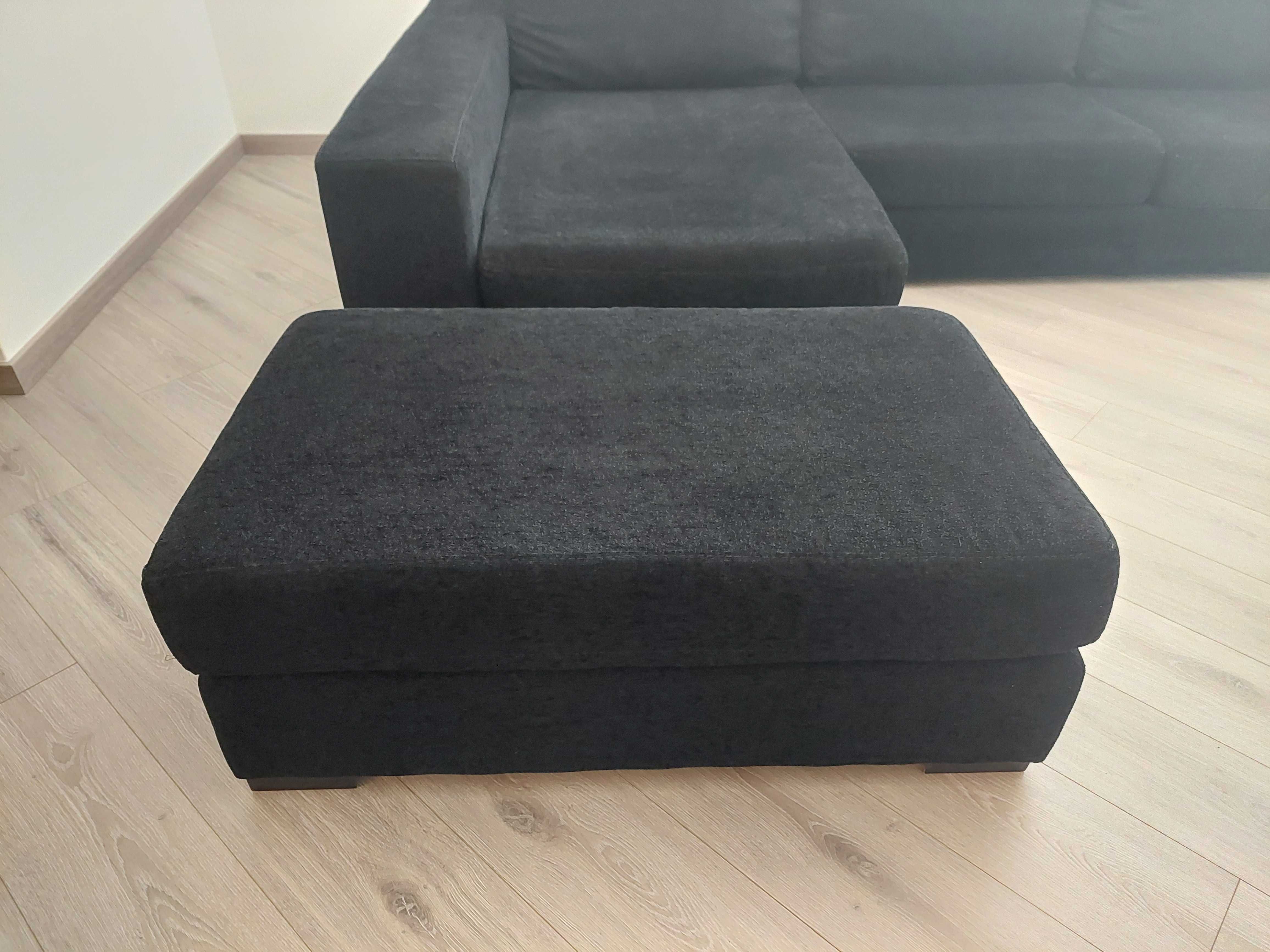 Sofá com Chaise Long, 2 Puff,  Tecido Preto em Bom Estado.