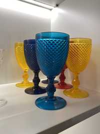 Seis copos coloridos de plástico