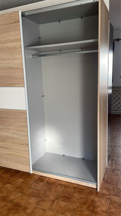 Roupeiro com  duas portas  de correr