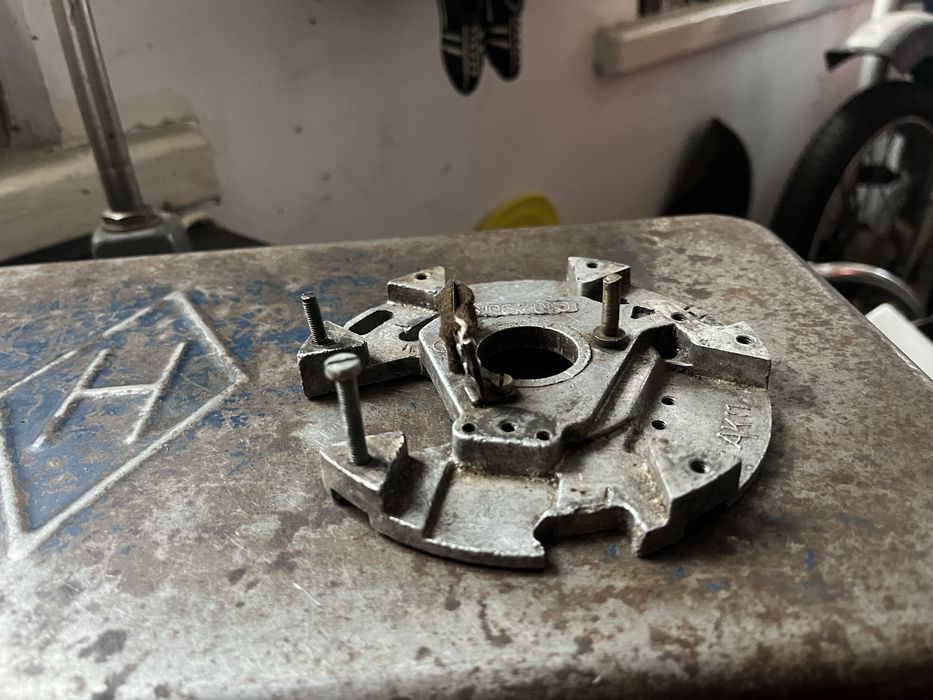 WSK 125 Gil Bak B3 Lelek podstawa aparatu zaplonowego oryg ladna