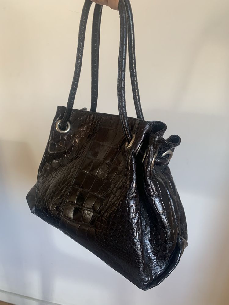 Czarna torebka Furla