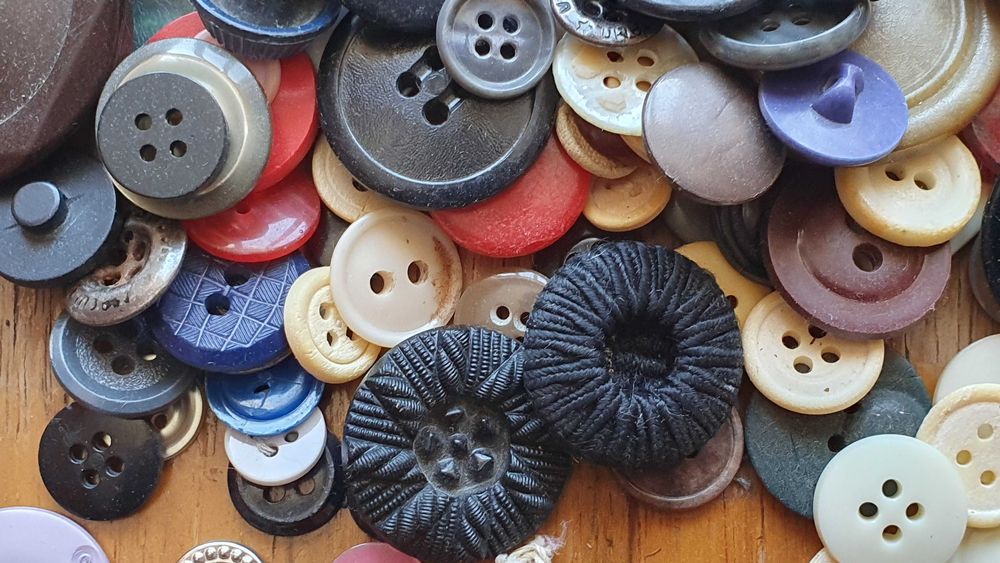 Пуговицы. Большое количество. Разных времен и размеров.