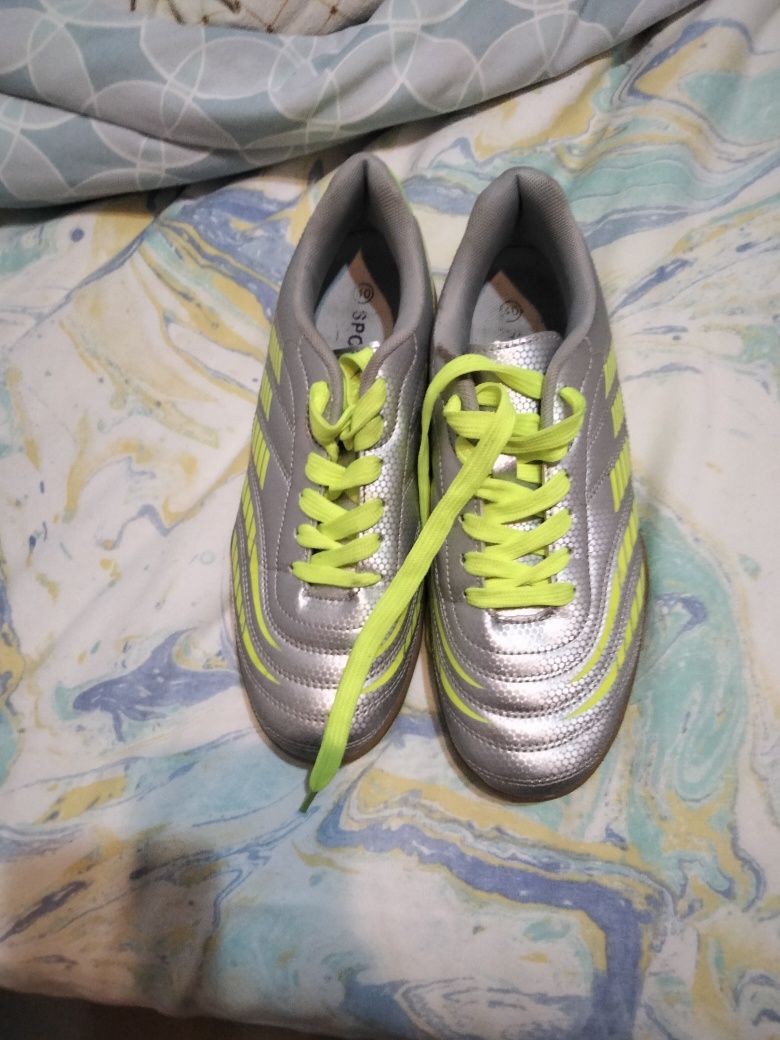 Sapatilhas de futsal urgência