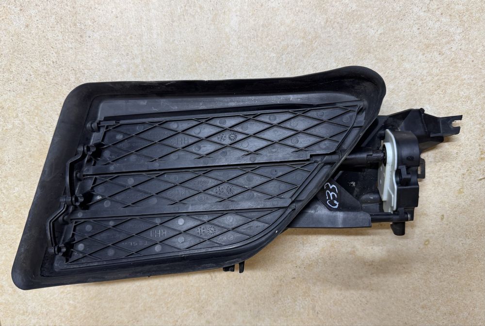 Tesla Model S люверс правий