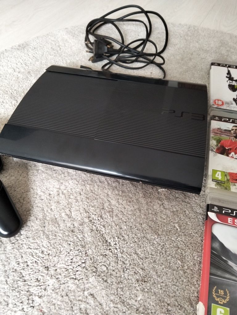 Vendo PS3  com jogos