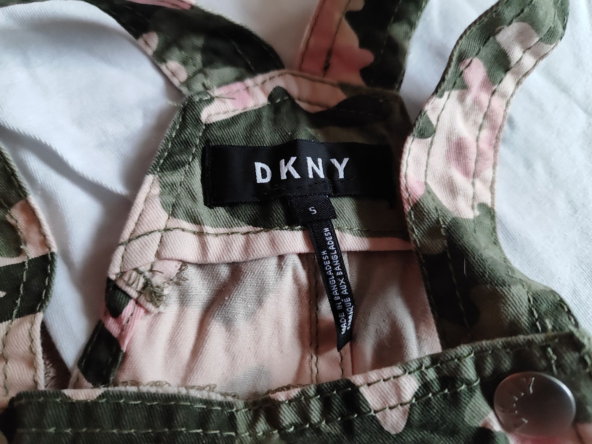 Spódniczka ogrodniczka DKNY rozmiar 5 - 110 moro i biały t-shirt