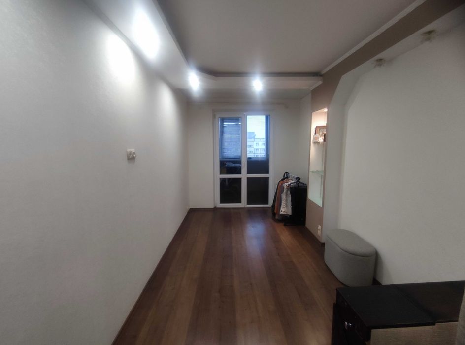 Продаж затишної  трикімнатної квартири в центрі міста.