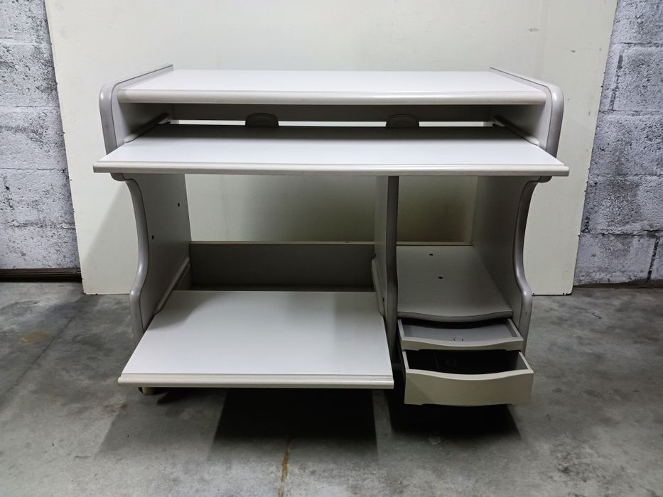 Secretaria multifuncional em madeira lacada branco.
Medidas: 96/80/50c