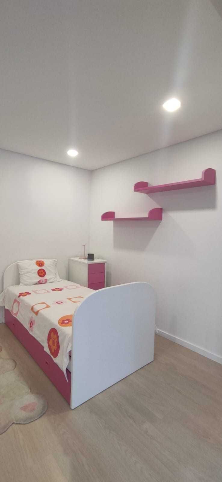 Quarto Menina em EXCELENTE estado de conservação