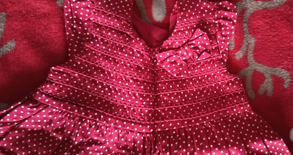 Elegancka sukienka w groszki