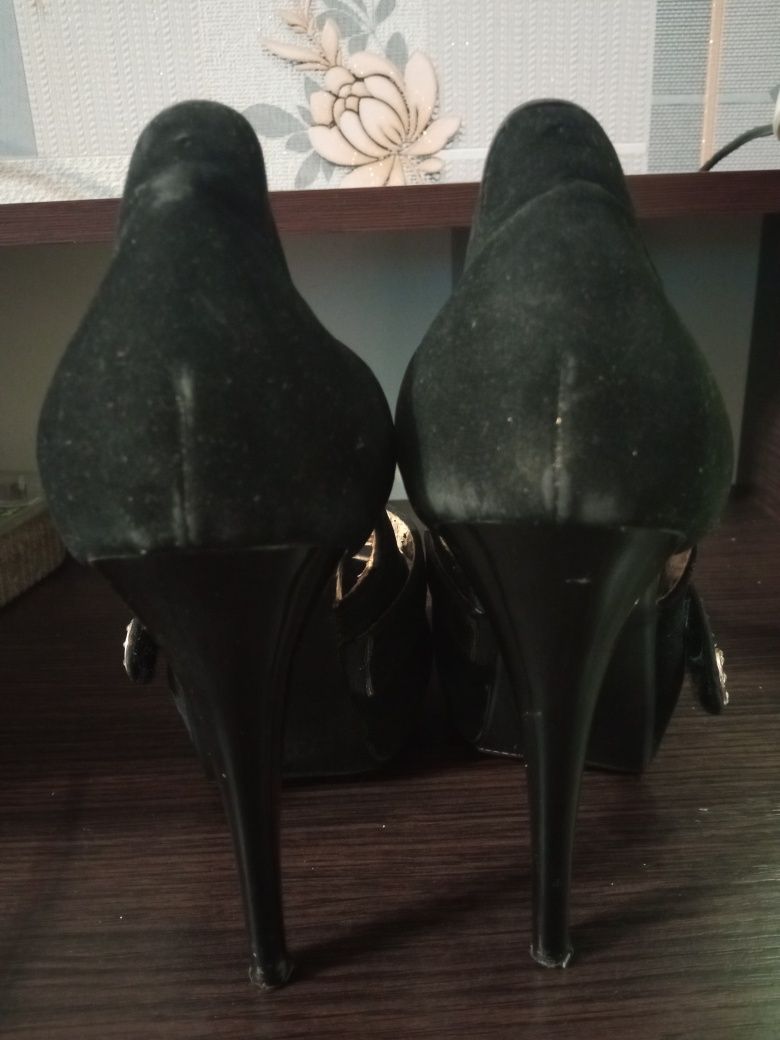 Продам босоніжки 37р