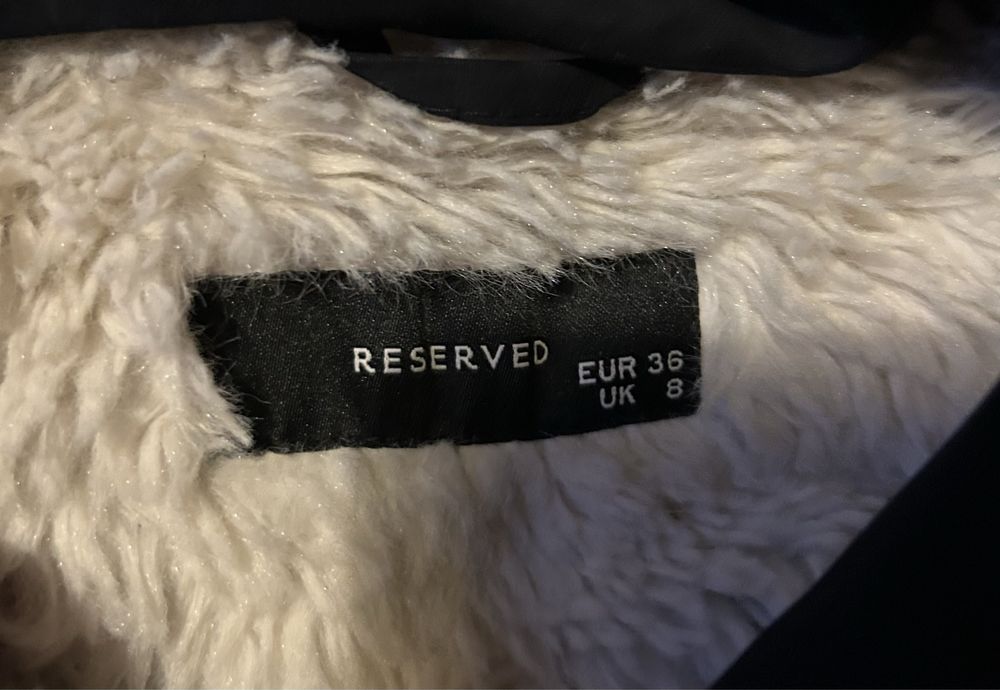 Piękna ciepła kurtka z futerkiem reserved S