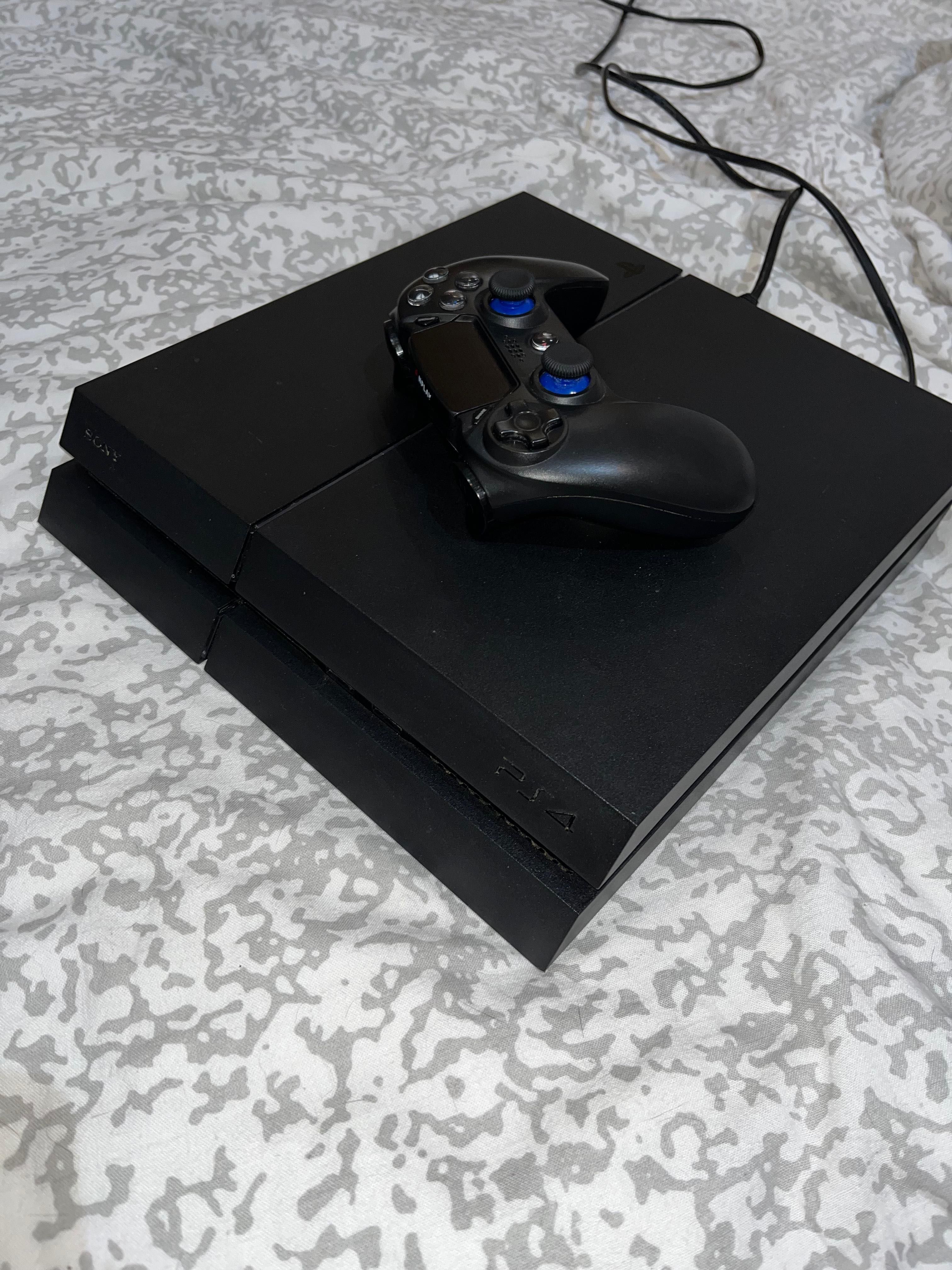 PS4 500GB + 3 comandos (2 originais) – Pronta a jogar!