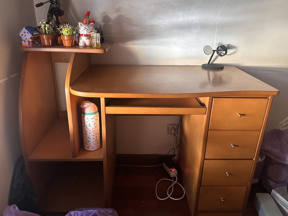 Secretaria e estante