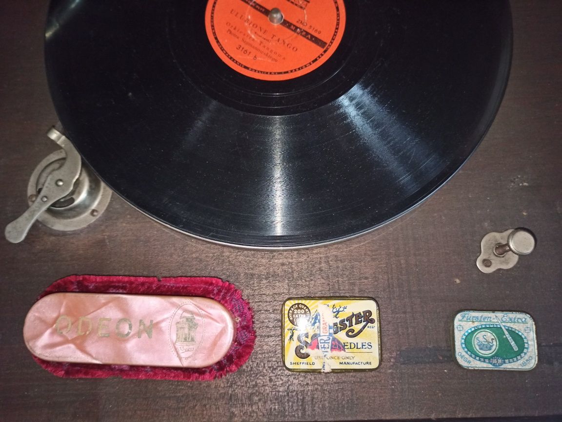 Gramofon przedwojenny antyk.