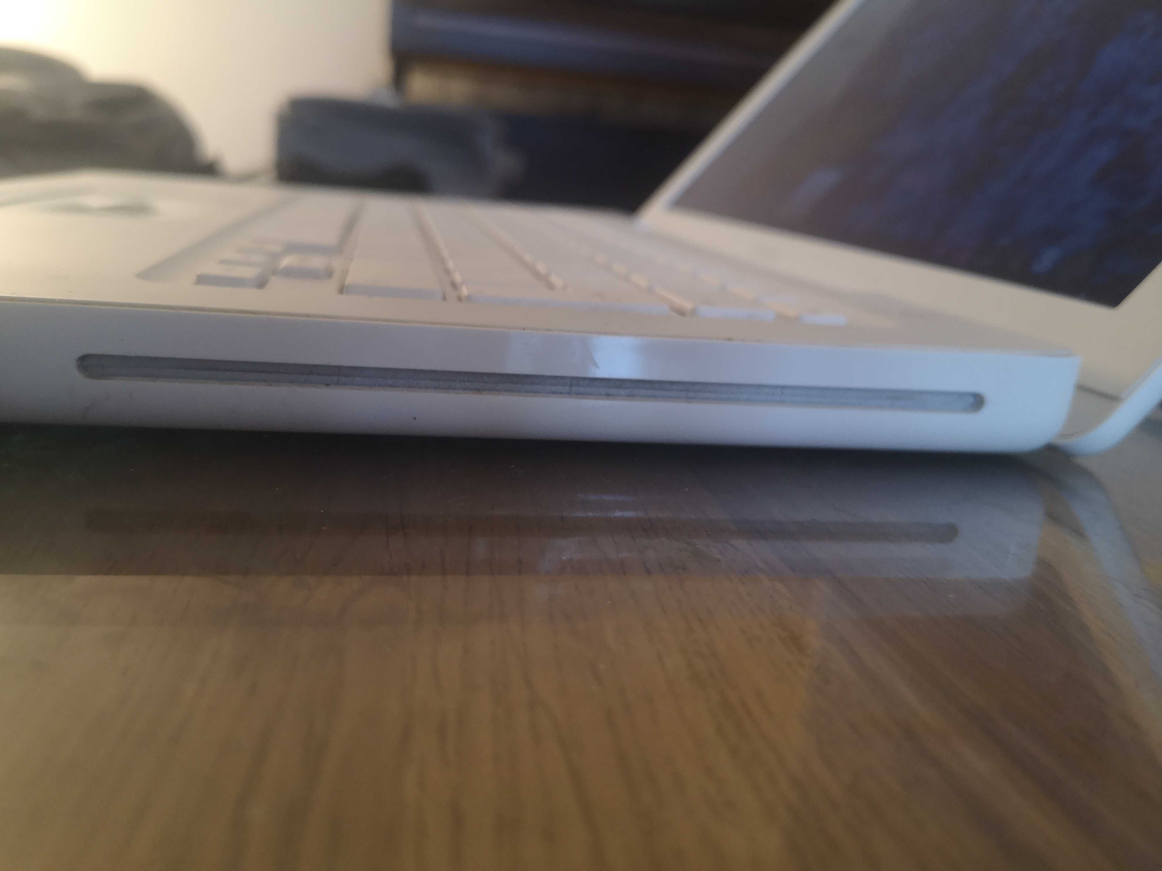 Apple MacBook 2 White Intel Core 2 Duo 4GB 80GB CD DVD