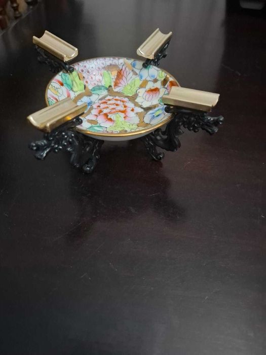 Cinzeiro de porcelana asiática pintado à mão com borda dourada