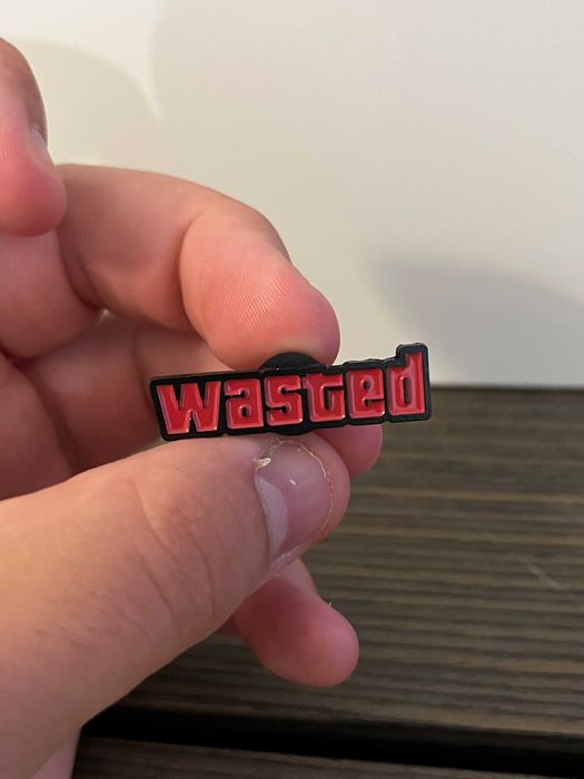 Pin Estilo "Wasted" - Novo, Selado