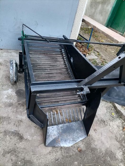 Саморобний трактор разом з копалкою, грабалкою, косілкою