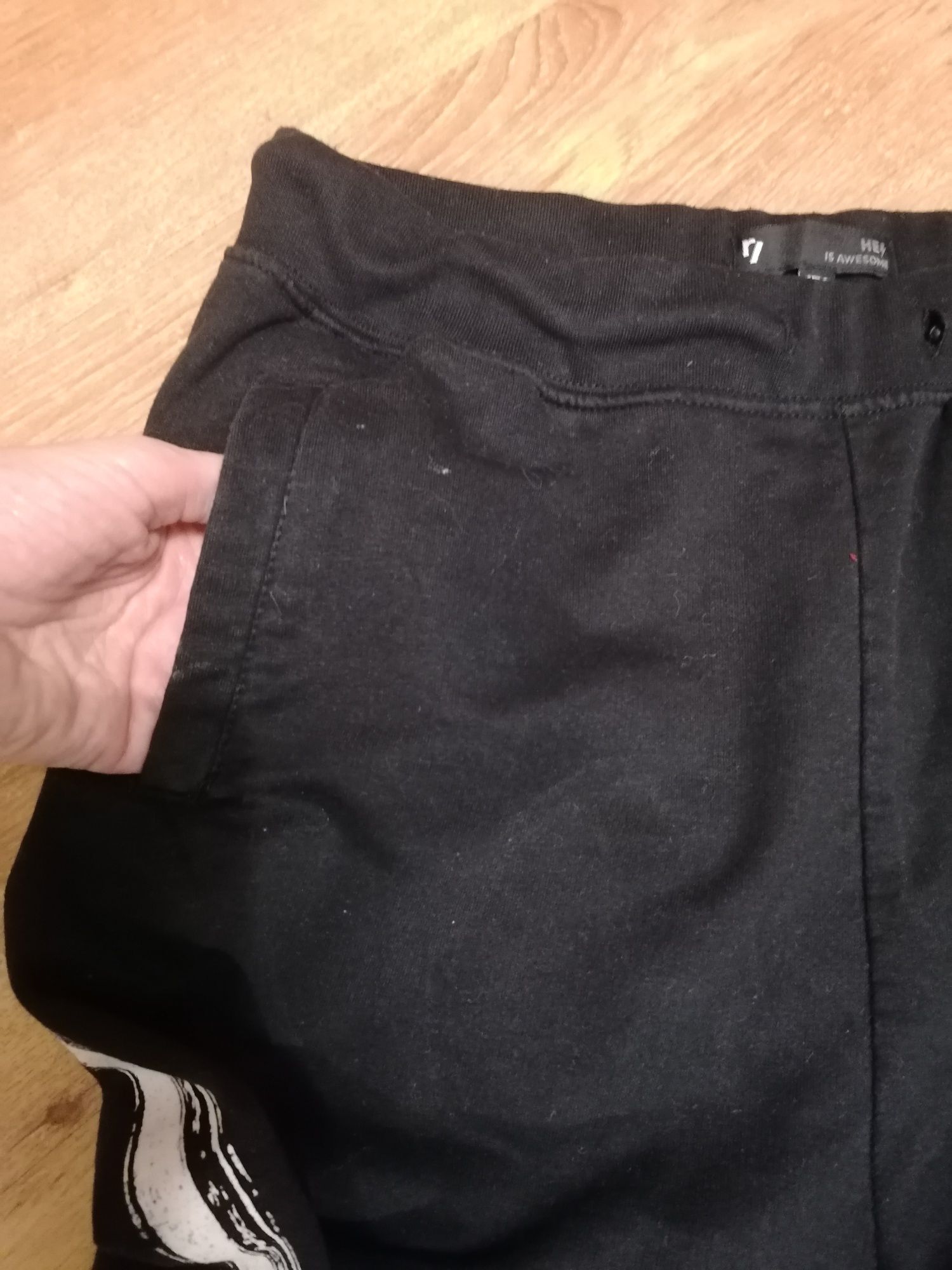 Czarne spodnie dresowe z lampasem po boku   10 zł