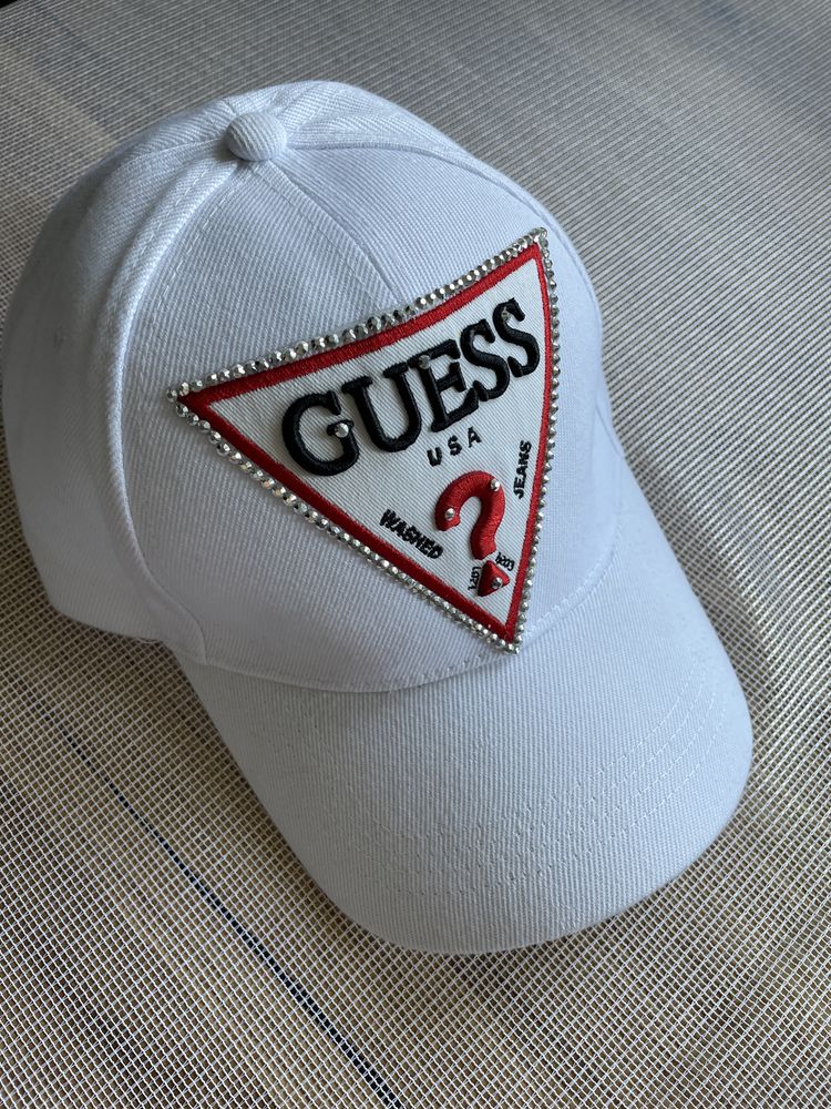 Czapka guess damska biala