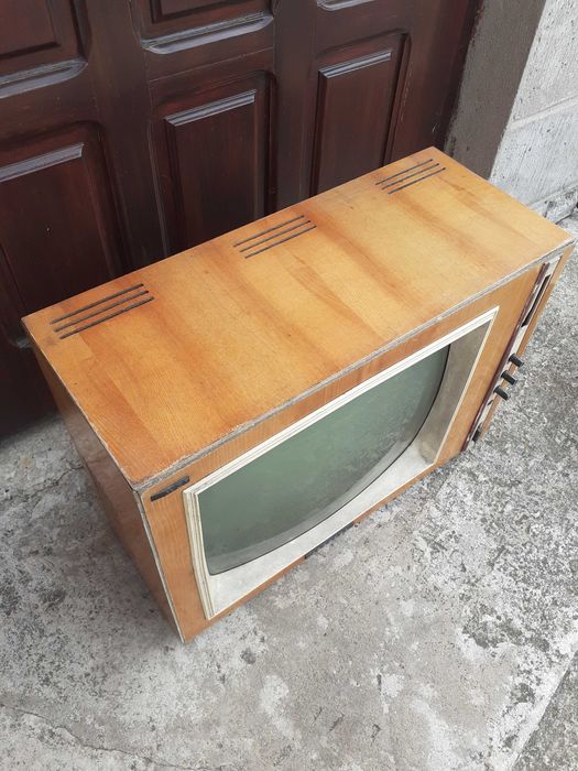Zabytkowy telewizor Lazuryt 103