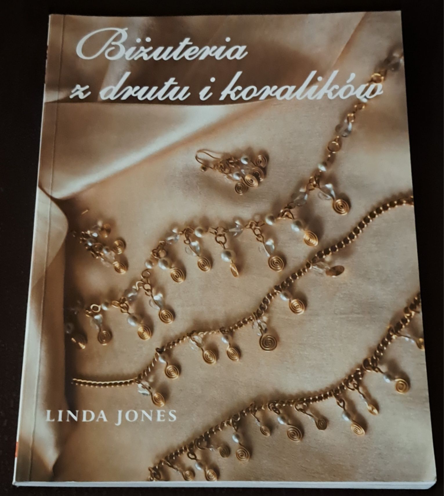 Biżuteria z drutu i koralików. L. Jones.