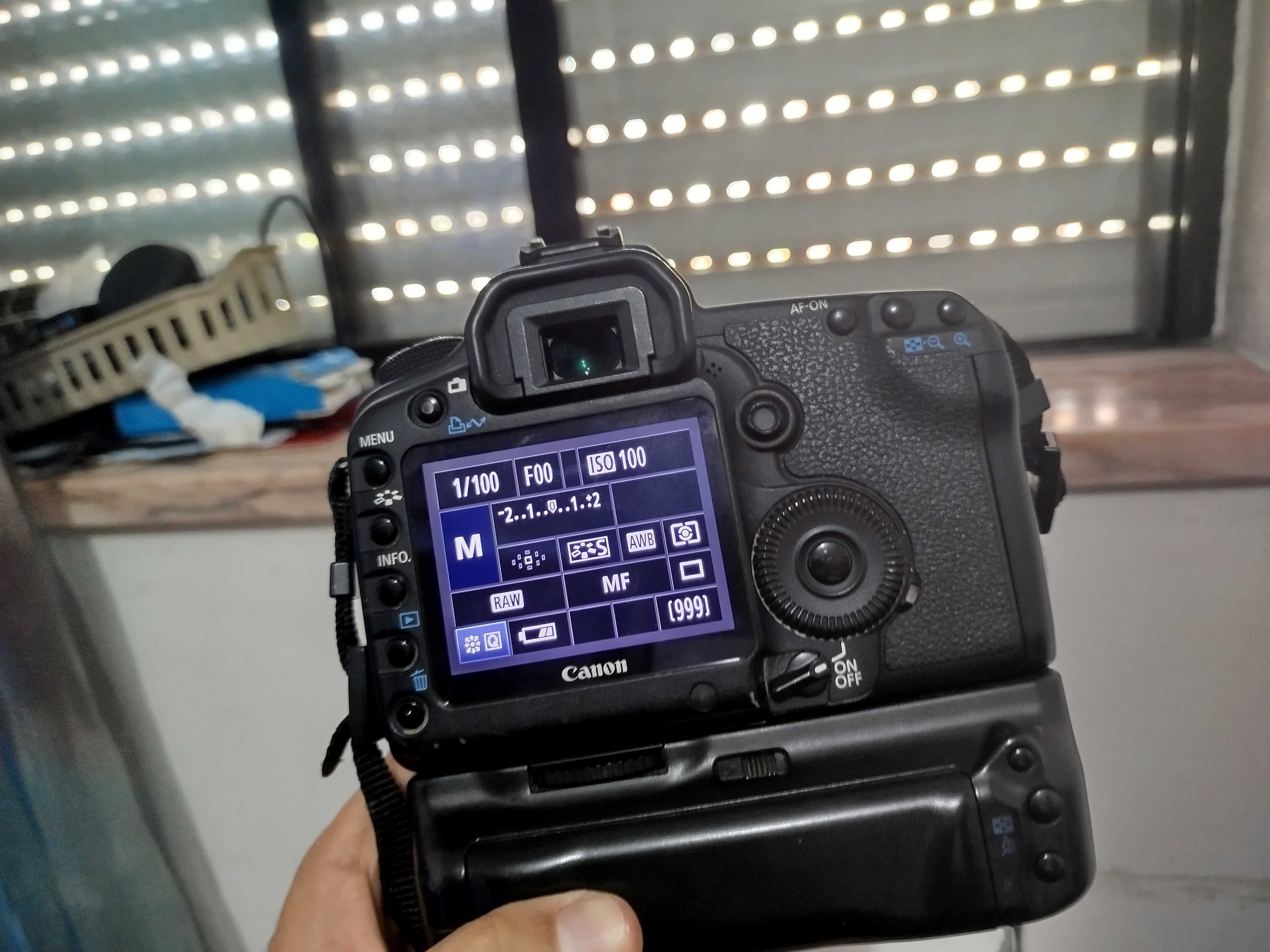 Canon 5D Mark II full frame c/ Grip, 2 Baterias, 96GB 22 mil Disparos