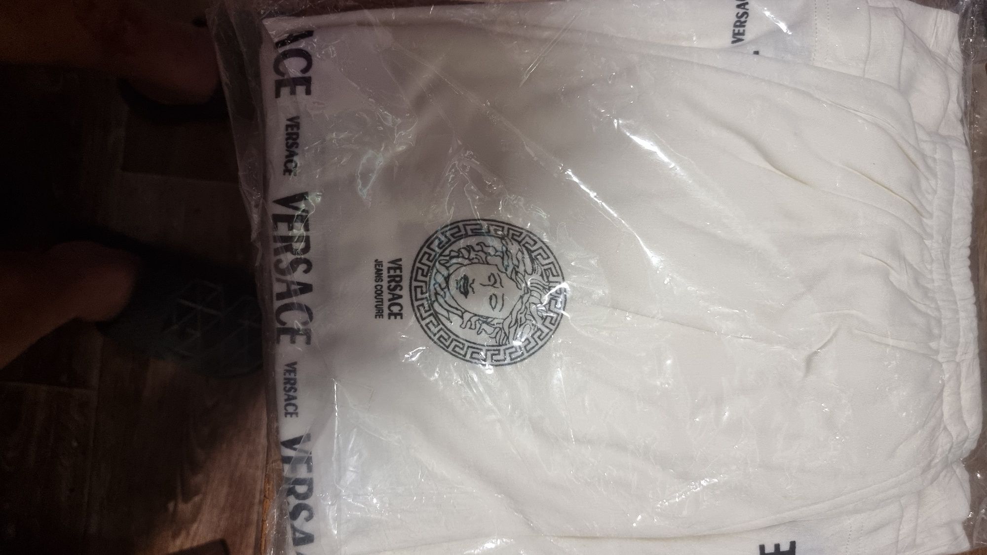 Продам оригинальный летний костюм VERSACE .Сделано в Вьетнаме.