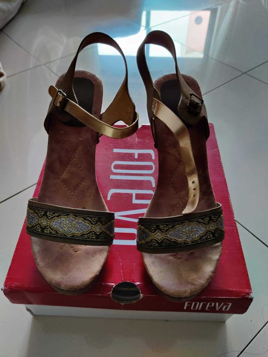 Sandálias castanhas, preto e dourado