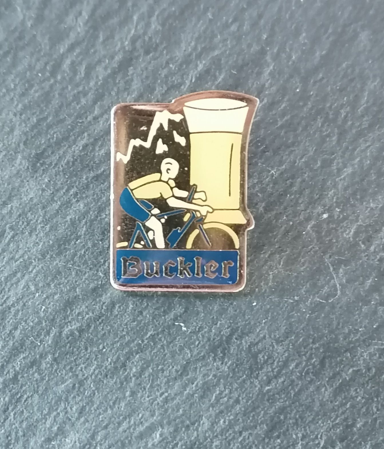 Pin da cerveja Buckler produzida nos Países Baixos pela Heineken