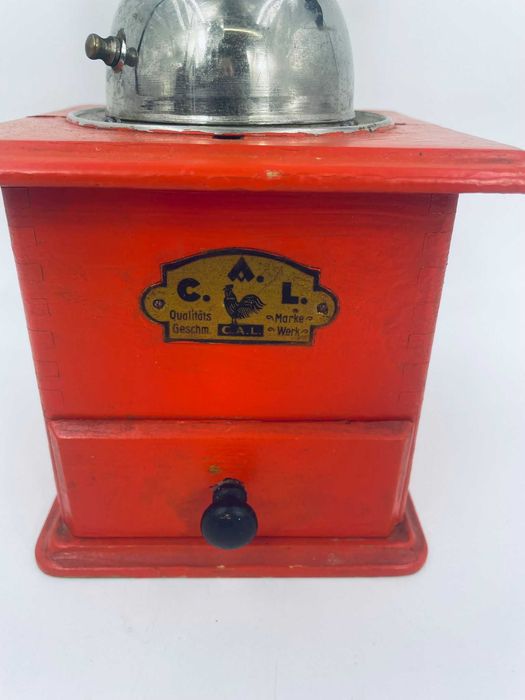 Zabytkowy młynek drewniany C.A.L