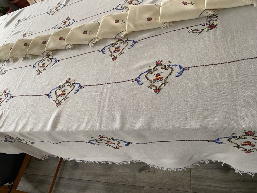 Toalha de mesa bordada a ponto cruz manual 160x222